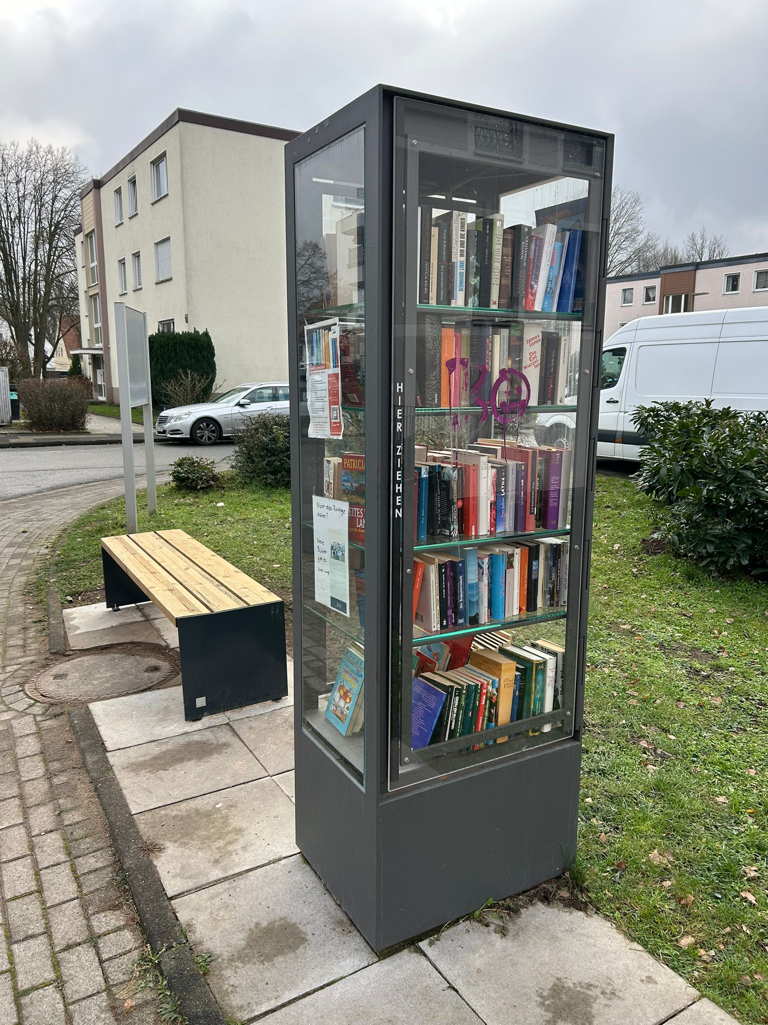 Neue Bank am Bücherschrank